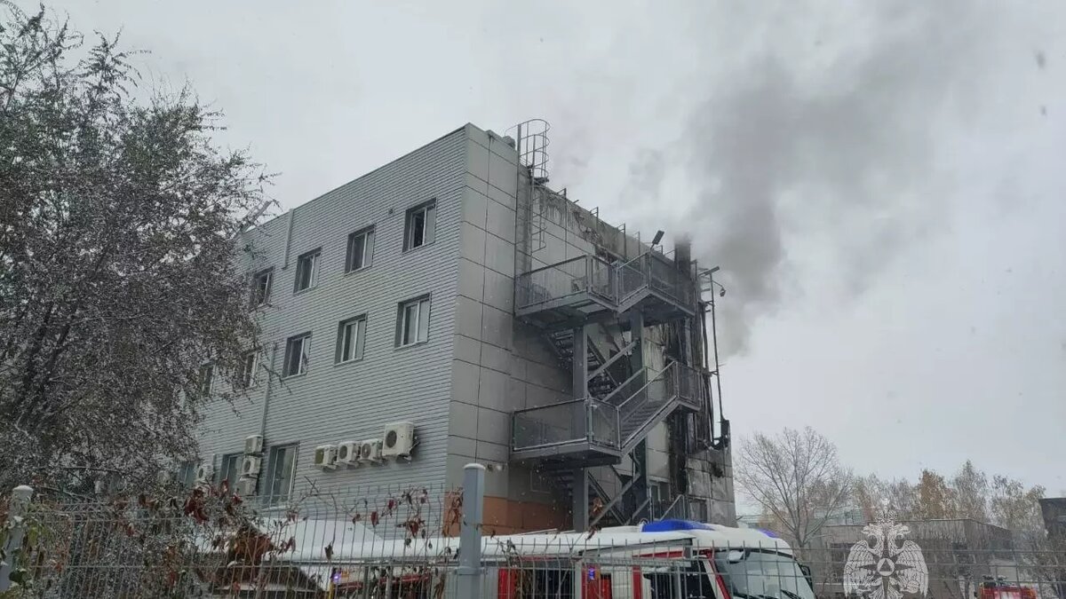     Собственники сгоревшей гостиницы «Камарумс» в Набережных Челнах снизили степень огнестойкости здания при его строительстве, используя более дешевые материалы. Об этом сообщил начальник 15-го пожарно-спасательного отряда ГУ МЧС России по Татарстану Рафис Измайлов.
