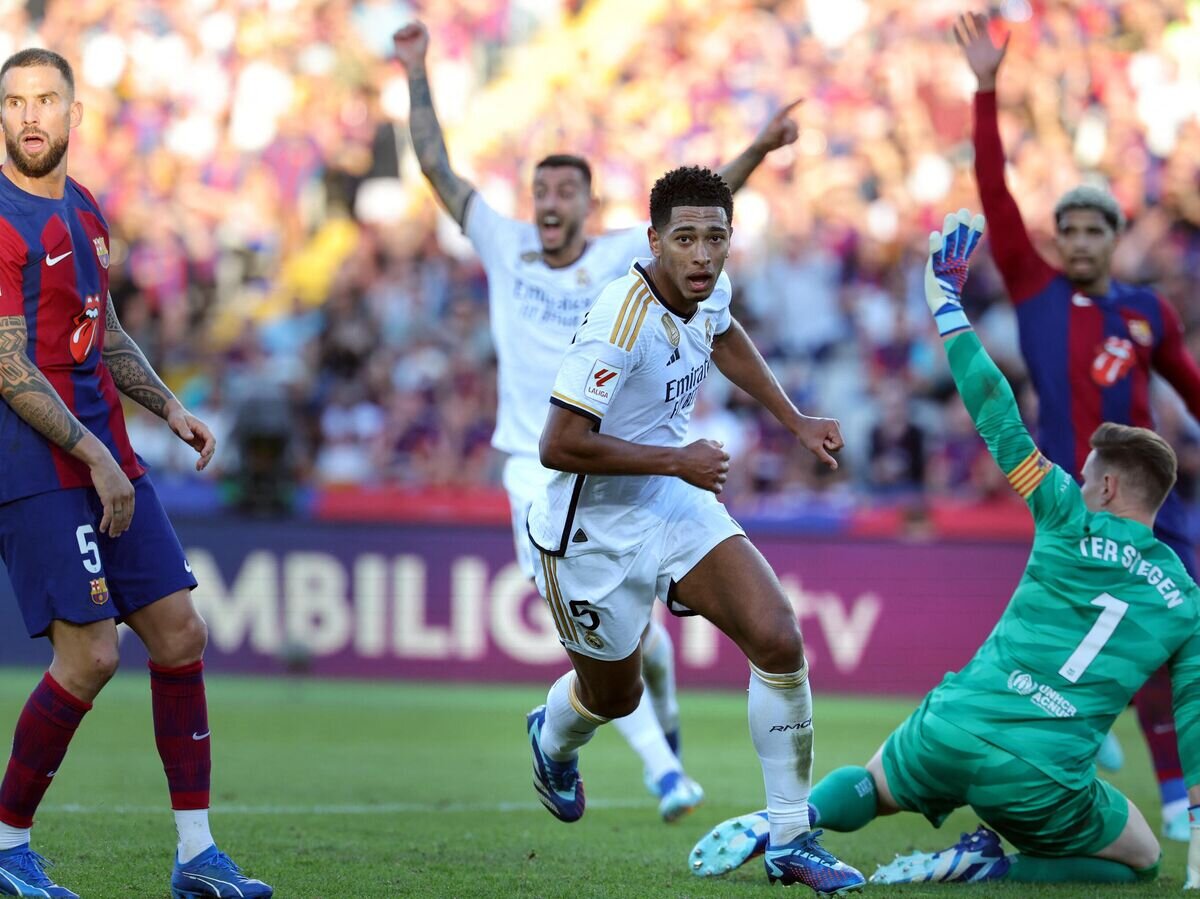    Джуд Беллингем забивает победный мяч в матче "Барселона" – "Реал Мадрид"© AFP 2023 / LLUIS GENE