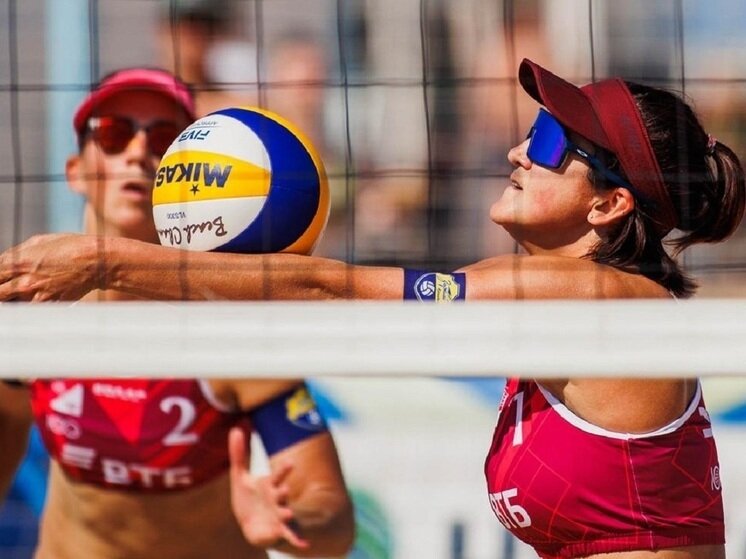     Александра Моисеева у сетки / фото: beach.volley.ru