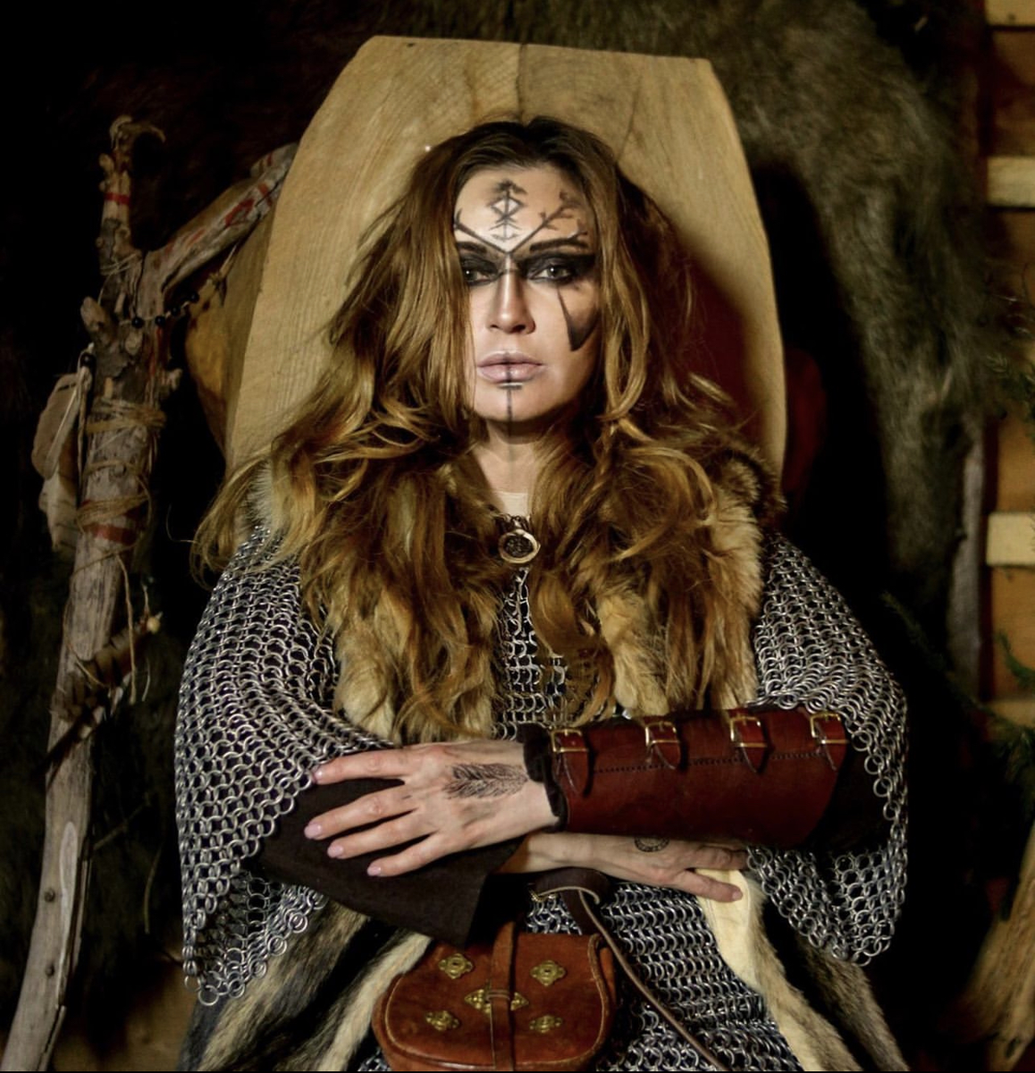 Напишу вам,что значит идти по тропе Магии.
1. Соблюдать законы Магии:
- Закон знания. Учиться всегда. Знание - это власть.
Власть - это Сила.
•	Закон самопознания. Когда ты не честна с собой, не знаешь себя, то ты не знаешь и свою магию, значит не имеешь власти над ней.
•	Закон причины и следствия. Одинаковые действия ведут к одинаковому результату. Твой главный Магический ключ-это знание о том, какие события ведут тебя к успеху.
•	Закон Контракта. Магическая сила очень контагиозна, это нужно помнить всегда.
•	Закон Магического имени. Знание всех твоих имен, дает другим власть над тобой.
.... И много других Законов.
Северная Тропа (посвящение в Северный Пантеон) исключает ложь, предательство, стяжательство.
Северная Магия сложна и многомерна.
Северный пантеон - единственный, где Бог-Маг встал во главе. Не Правитель, не Воин, а Маг.

3 года в Магии я ничего не просила для себя.
Кроме, пожалуй, ума чтобы понять магические системы.
В Магии, как нигде, жесткая система естественного отбора. Выживает сильнейший Духом.
И если вы будете бояться, а не побеждать, то магические инструменты действовать не будут.

В Магии надо верить себе и слышать себя.
Не подставлять. Не предавать. Не перекладывать ответственность.
Ритуальная работа. Практика. Личные Гейсы.
Сделали ошибку, не нойте, исправляйте, вставайте и идите дальше.

Любая Магия -  это система, где нужно побеждать и учиться удерживать свой результат.
Все остальное -  это колдовство внутреннего круга.
Люди второго круга недосягаемы для людей из внутреннего. За убийство или причинение зла жрецу, кара всегда жестокая. Не людская кара.

Магическое сознание -  это не дар, это результат воли, разума и трансформаций.
Сколько людей с даром творят дичь? Много.
Так что, я никогда не слушала людей, утверждающих, что с даром надо родиться.
И вы не слушайте!

Длинные ноги -  не гарант того, что ты станешь чемпионкой по прыжкам.
Знания и практика -  это путь к работающей Магии.

