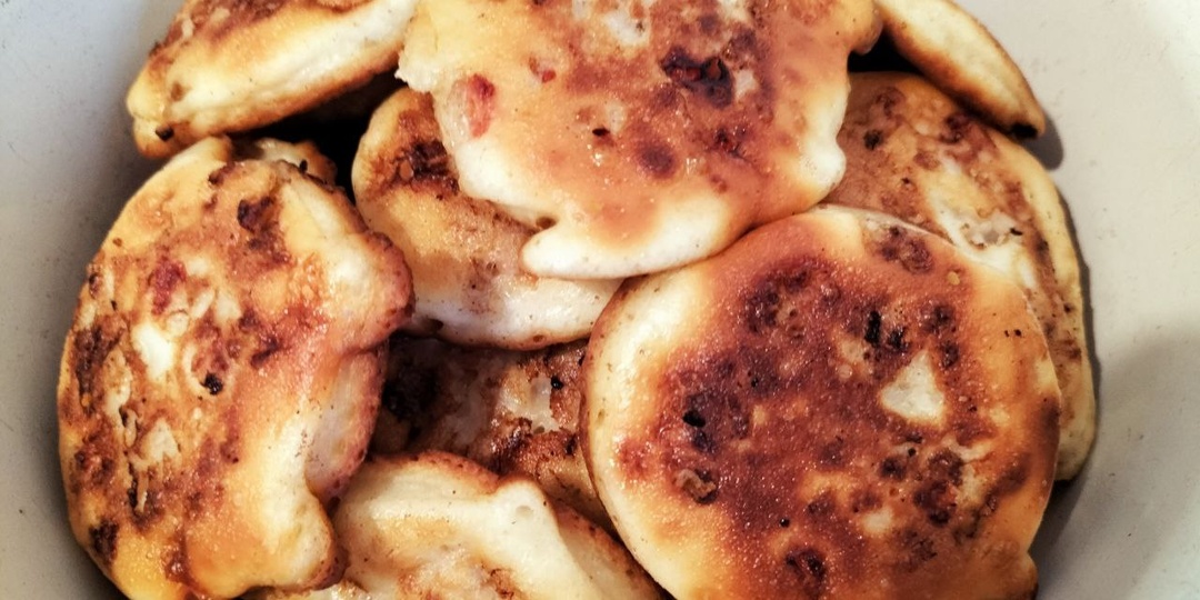 Ленивей не придумать. Заливные пирожки жареные на сковороде с мясной сочной начинкой. Рецепт пошагово с фото