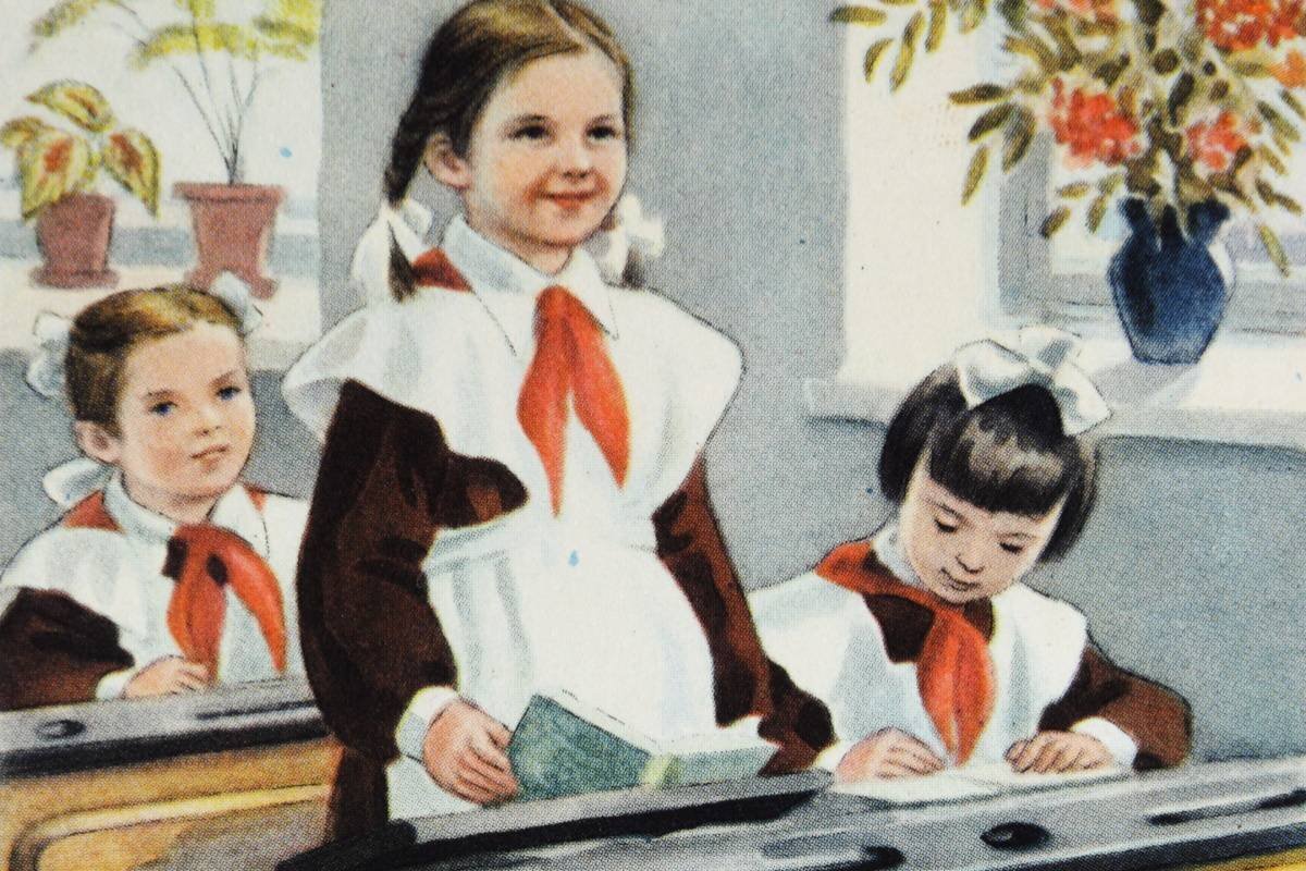 Мы тоже носили пионерские галстуки, фартуки были чёрными (белые - парадные - надевались редко), а слева от меня сидела не девочка, а мальчик Владик, которому я разрешала списывать.