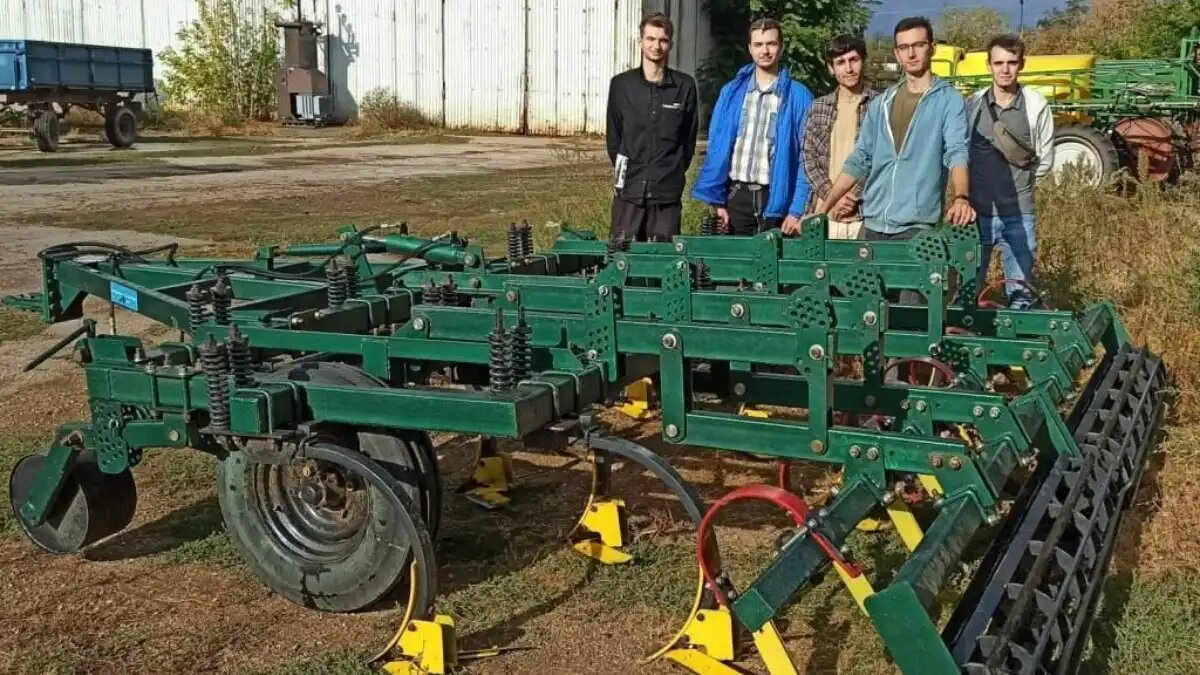 Фото: niishk.site Разработчики и опытный образец агрегата КСА-3,8М Сварог от НИИСХ Крыма