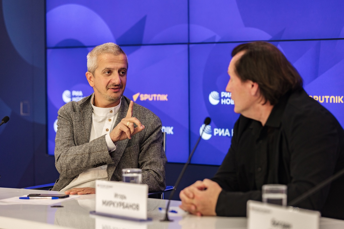 Фото из официальной группы театра на Бронной ВКонтакте