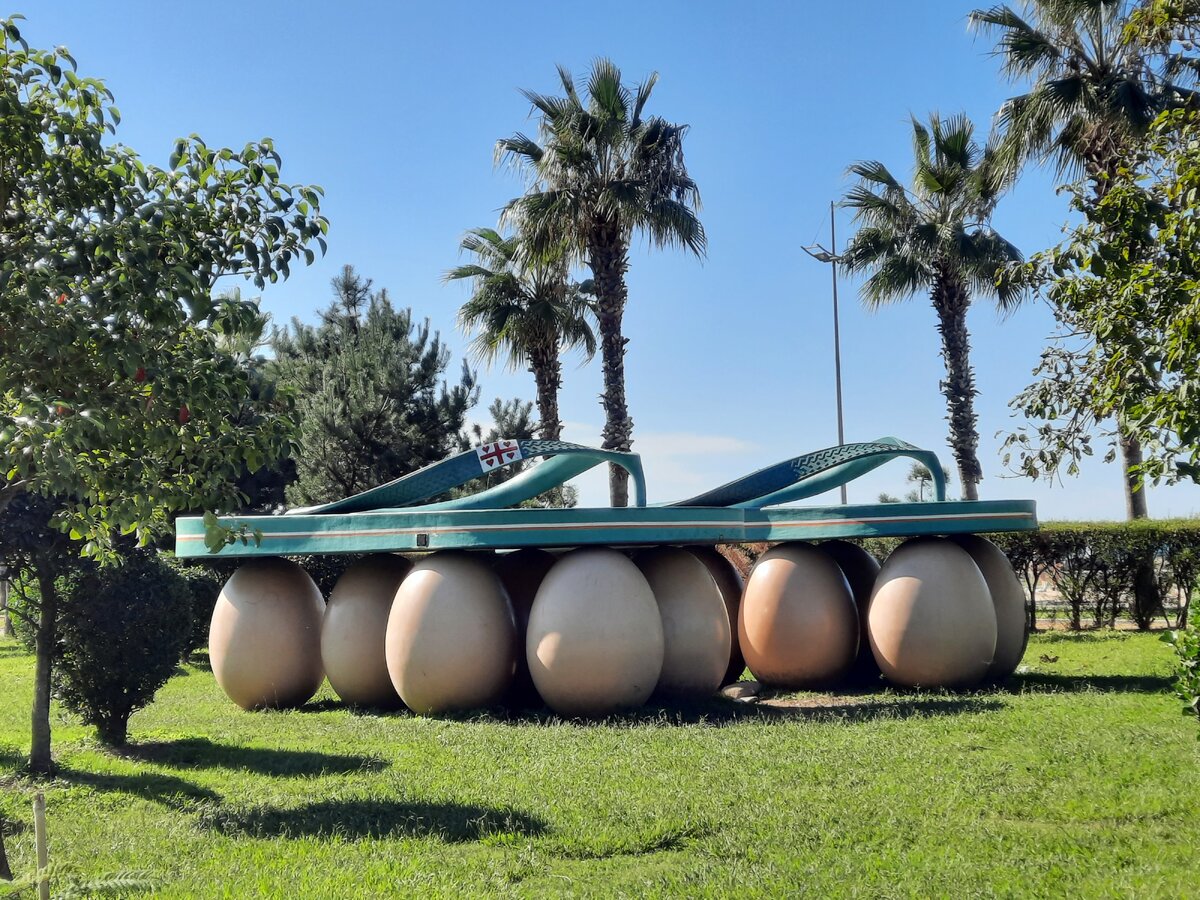 Эта необычная скульптура в одном из парков Батуми так и называется - Сланцы на яйцах