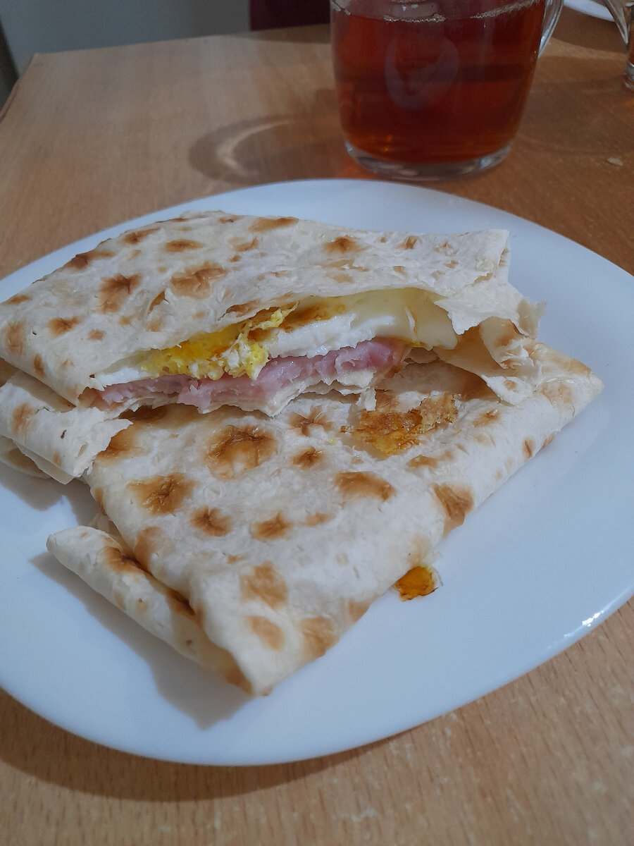 У детей был лаваш с яичницей и ветчиной. Фото автора 