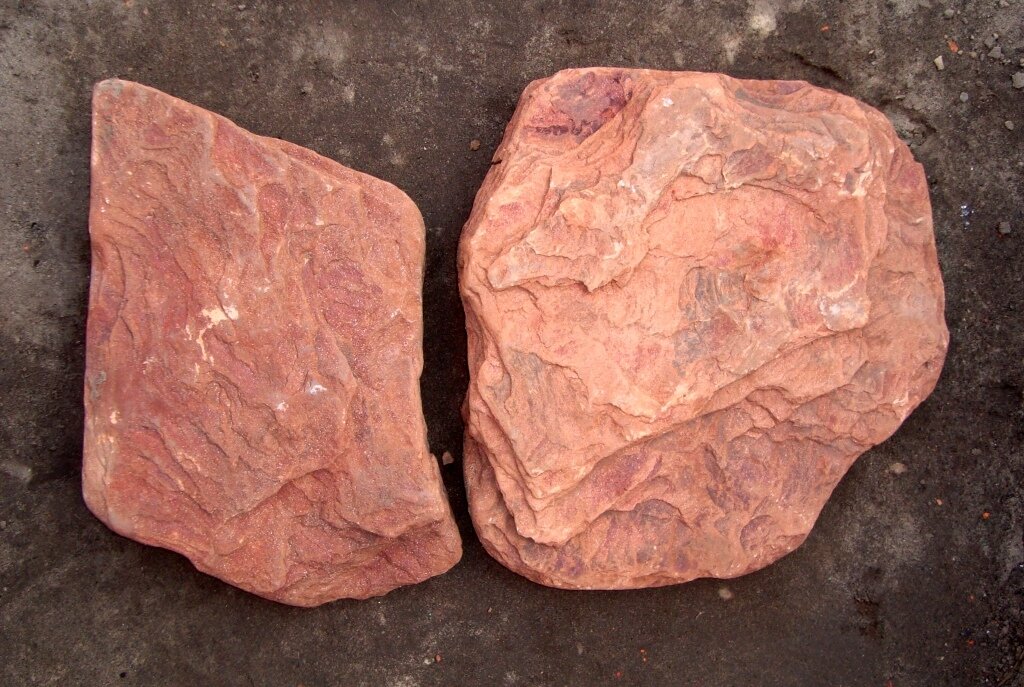 Песчаник с примесью оксидов железа ошибочно принимали за железную руду.