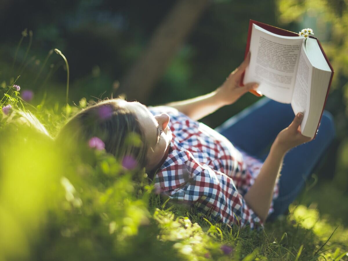    Девушка читает книгу© iStock.com / Eva-Katalin