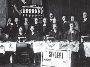 На фото, сделанном в весенний период 1926 года в здании начальной школы Иру, изображены участницы курсов по рукоделию.