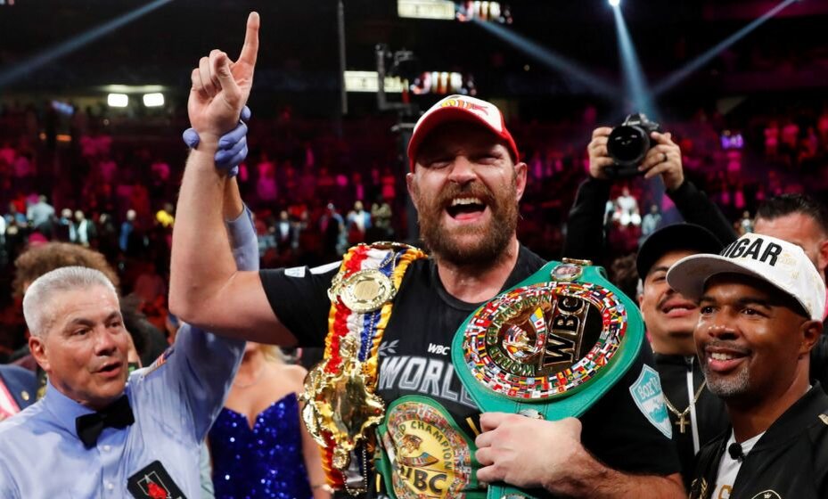    Тайсон Фьюри победил Френсиса Нганну раздельным решением судей. Фото: Reuters