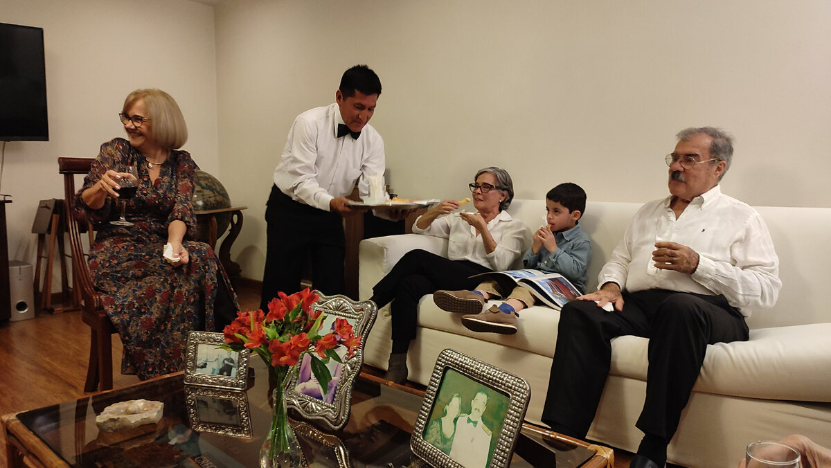 Нора и Франк сидят на диване