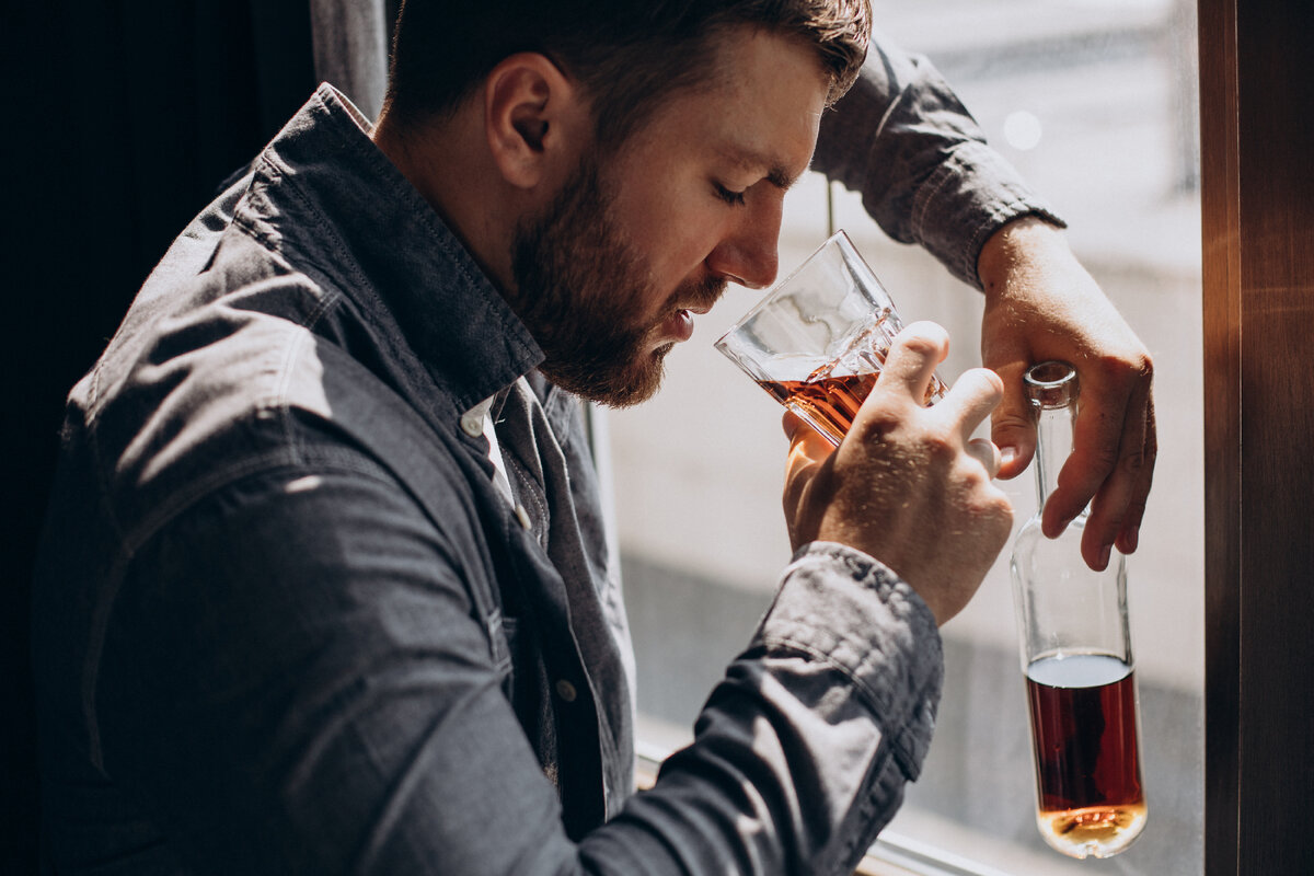 <a href="https://ru.freepik.com/free-photo/man-drinker-depressed-with-bottle-of-whiskey_16934358.htm#query=%D0%BC%D1%83%D0%B6%D1%87%D0%B8%D0%BD%D0%B0%20%D0%BF%D1%8C%D0%B5%D1%82&position=1&from_view=search&track=ais">Изображение от senivpetro</a> на Freepik