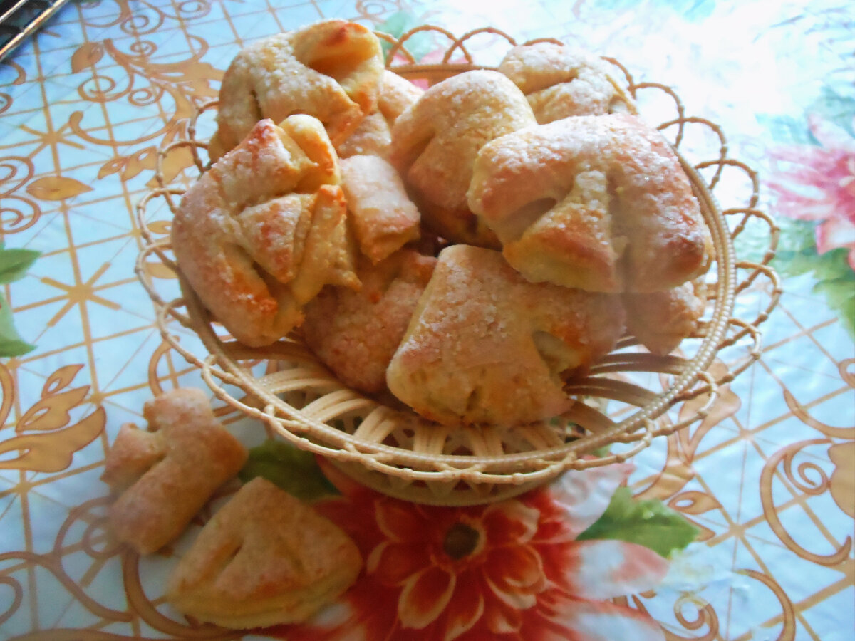 Вкус детства! Очень вкусное, нежное, хрустящее печенье. Просто тает во рту! И, конечно, полезное, ведь в его составе полезный творог. А это источник белка и кальция. Подойдет оно и на завтрак, и на полдник. Особенно вкусно оно с чашкой теплого молока🥛 