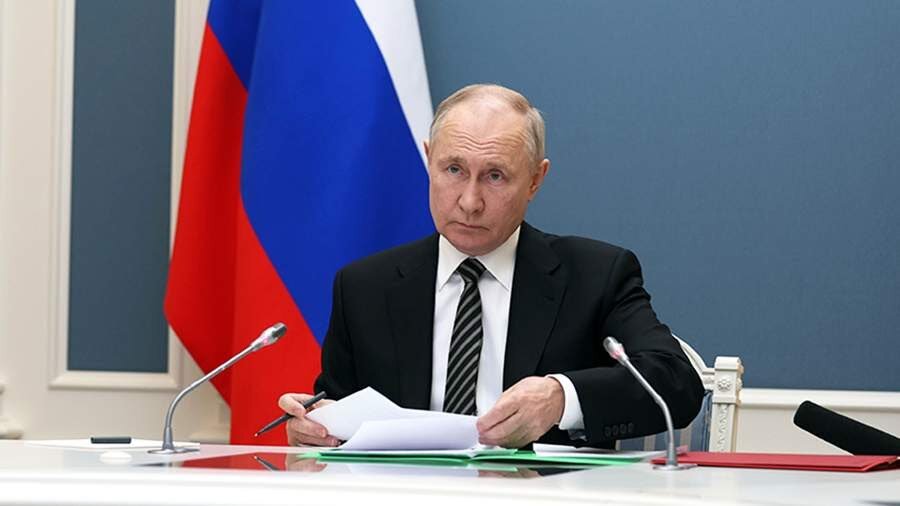 Президент России Владимир Путин сделал верную ставку на растущую усталость западных стран от огромных расходов на Украину, рассказал 26 октября военный аналитик центра Европейского совета по международным отношениям Густав Грессель в интервью телеканалу ZDF.«В России знают, что Украина зависима от международной поддержки. Если нельзя быстро разбить украинскую армию, то в течение нескольких лет можно так поднять цену этих боевых действий, что в какой-то момент Запад скажет: с нас хватит», — заявил эксперт.По словам Гресселя, Путин сделал выбор, исходя из личного опыта, заставшего вывод американских войск из Афганистана: он сделал вывод, что если затраты на Украину станут слишком высокими, то Запад отвернется от нее.Россия вынуждает Украину всё сильнее опираться на финансовую помощь Запада, изнуряя мощности ее оборонной промышленности, добавил эксперт. А учитывая победу оппозиционных сил в Словакии и изменяющихся настроений по всей Европе, можно сделать вывод, что решительная поддержка Зеленского Европой и США вскоре ослабеет.В настоящее время стратегия Путина полностью себя оправдывает. Учитывая раскол на Западе, смысла уступать Украине нет, заключил Грессель.Ранее, 26 октября, премьер-министр Словакии Роберт Фицо на встрече с депутатами сообщил, что страна не будет оказывать военную помощь Украине.Фицо заявил, что выступает за прекращение боевых действий. Премьер Словакии подчеркнул, что ему всё равно, по какому мирному плану они завершатся. По его мнению, договариваться об этом должны Россия и США, так как «украинцы здесь не играют никакой роли».20 октября президент Соединенных Штатов Америки Джо Байден в ходе телефонного разговора со своим украинским коллегой Владимиром Зеленским заявил, что СШАпродолжат снабжать Киев военной помощью.Страны Запада усилили военную и финансовую поддержку Украины после начала спецоперации России по защите Донбасса. Решение о ее проведении было объявлено 24 февраля 2022 года на фоне обострения ситуации в регионе.