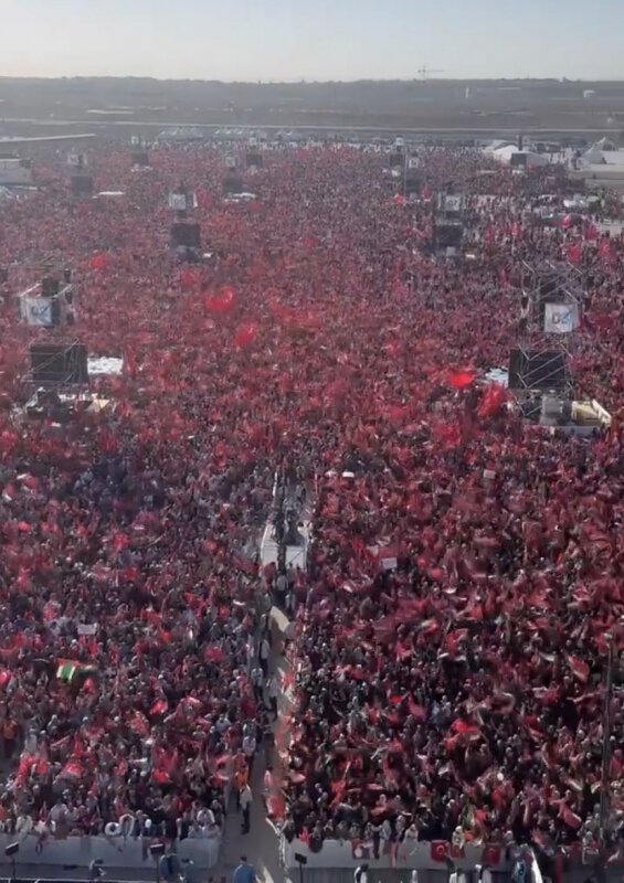 Это была огромная толпа народа в аэропорту Стамбула.  фото: картинки яндекса.