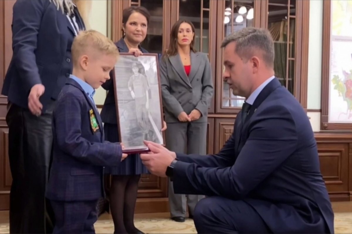    Дмитрий Махиня вручил орден Мужества сыну погибшего на СВО жителя Томска