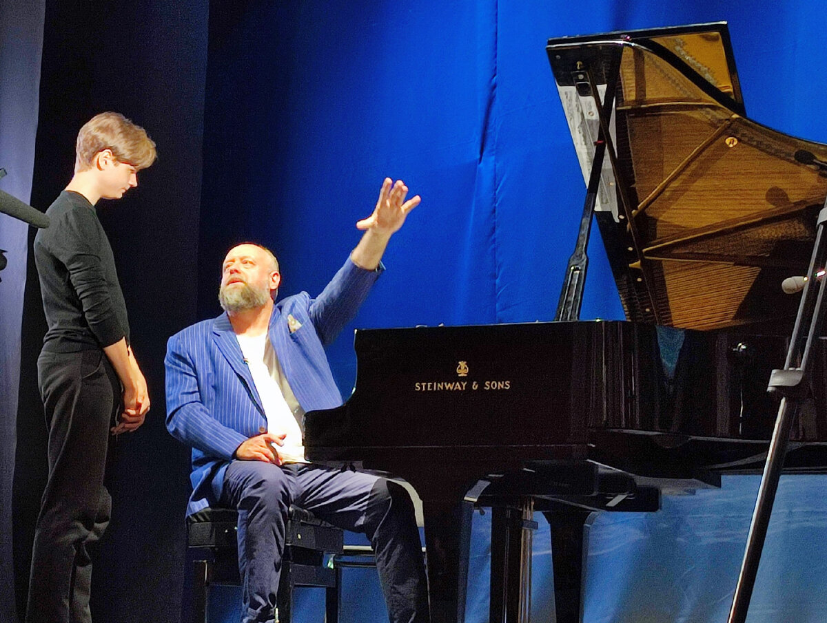 Александр Гиндин даёт мастер-класс 