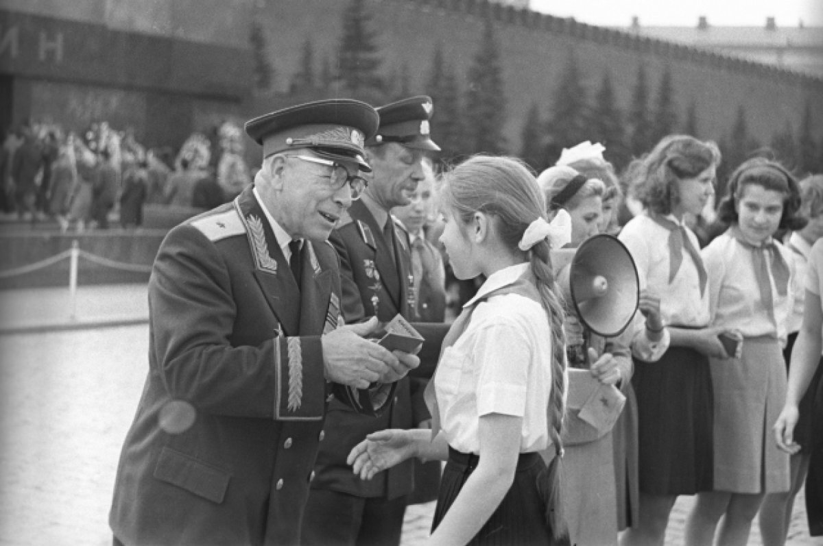 Комсомол фото. Комсомольцы. Комсомольцы СССР. Пионеры и ветераны. Комсомольская организация в СССР.