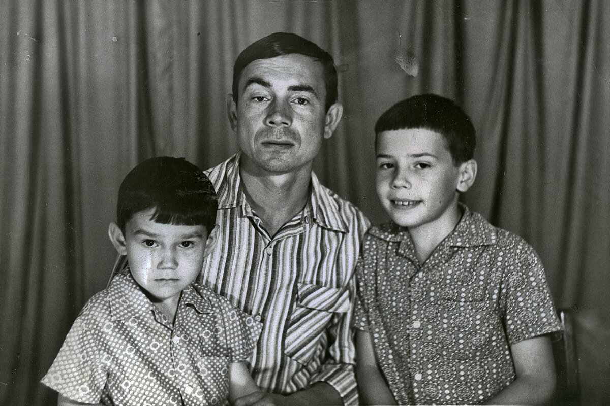 Слева мой братишка, справа я. В центре - отец. Он называл этот кадр "семейным мужским трио". Снято было в КБО дома быта в олимпийский год -  1980-й.