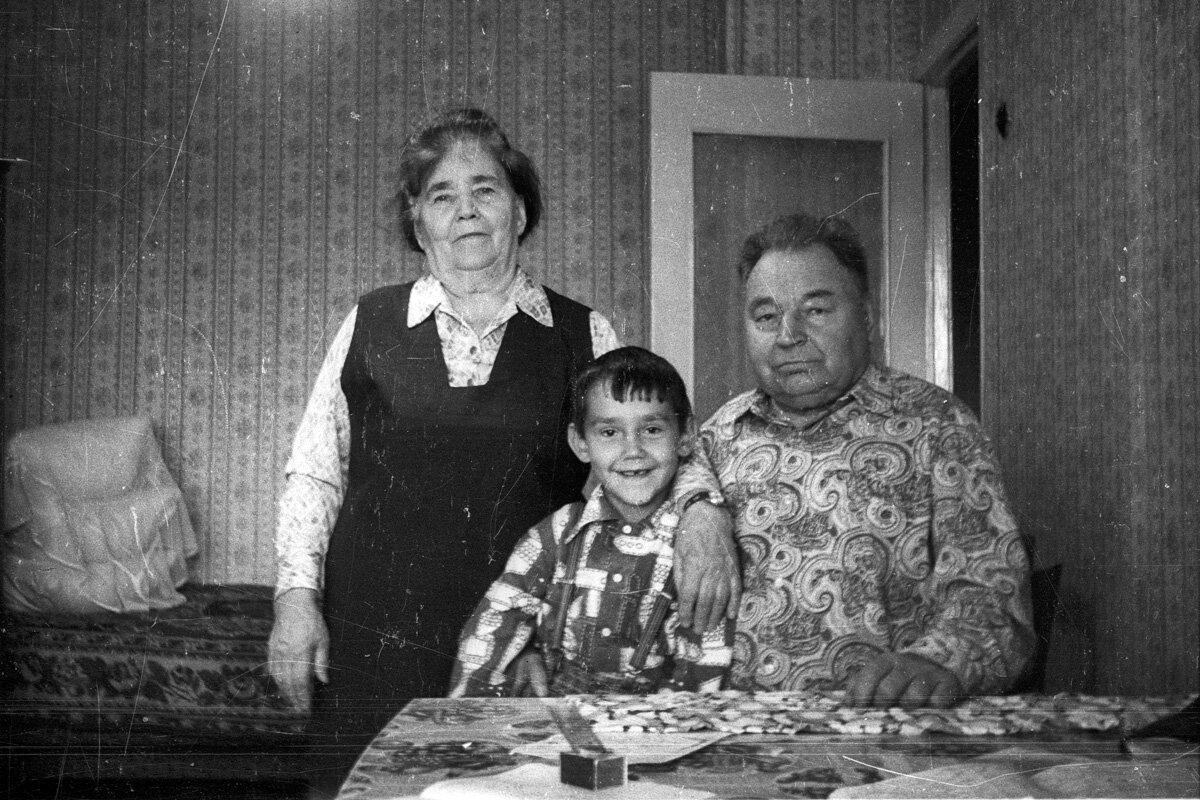 Бабуля с дедулей и младшим братишкой в своей однокомнатной кооперативной квартирке. Это - осень 1983 года, я тогда уже ходил в фотостудию и научился фотографировать сам.