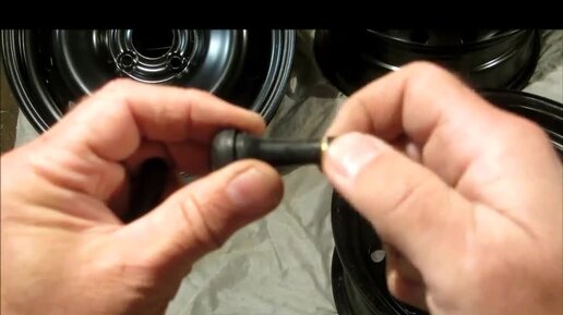 Как вставить ниппель-пипку в диск . Замена ниппеля по старинке ...