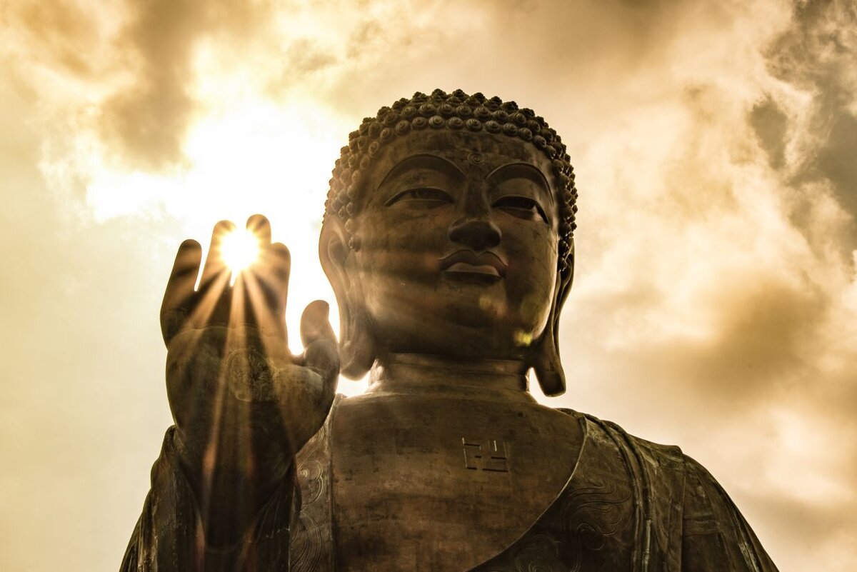 Буддизм судьба человека. Будда. Будда солнце. Солнце в буддизме. Основатель буддизма фото.