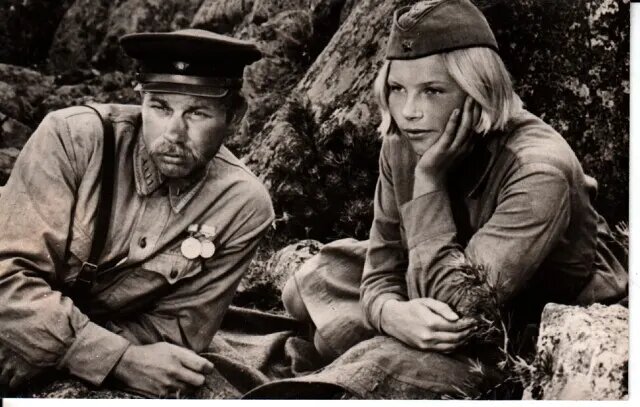 А зори здесь тихие драпеко. А зори здесь тихие драпеко. А зори здесь тихие драпеко. Лиза бричкина а зори здесь тихие 1972. Елена драпеко а зори здесь тихие.