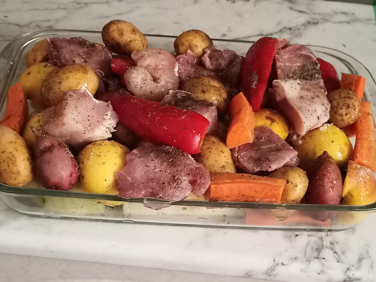 Кабачки, картошка, яблоки, морковь, перец сладкий, филе курицы и индейки, всё сдобрено приправами и маслом. Отправляется в духовку 