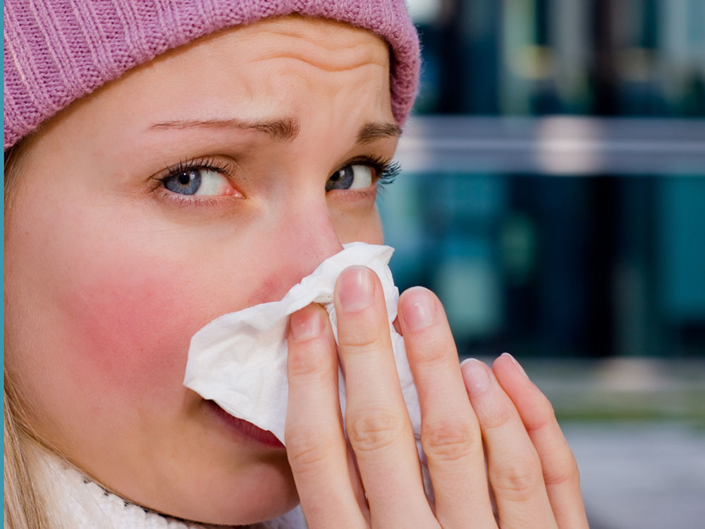 Сопли на холоде. Насморк на морозе. Сопли на холоде. Человек с насморком. Простуда.