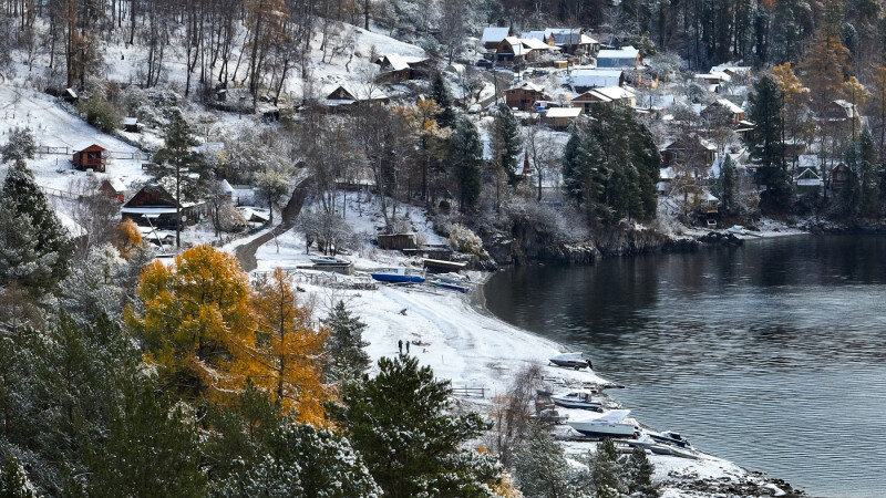     Снег на берегах Телецкого озера. altzapovednik.ru