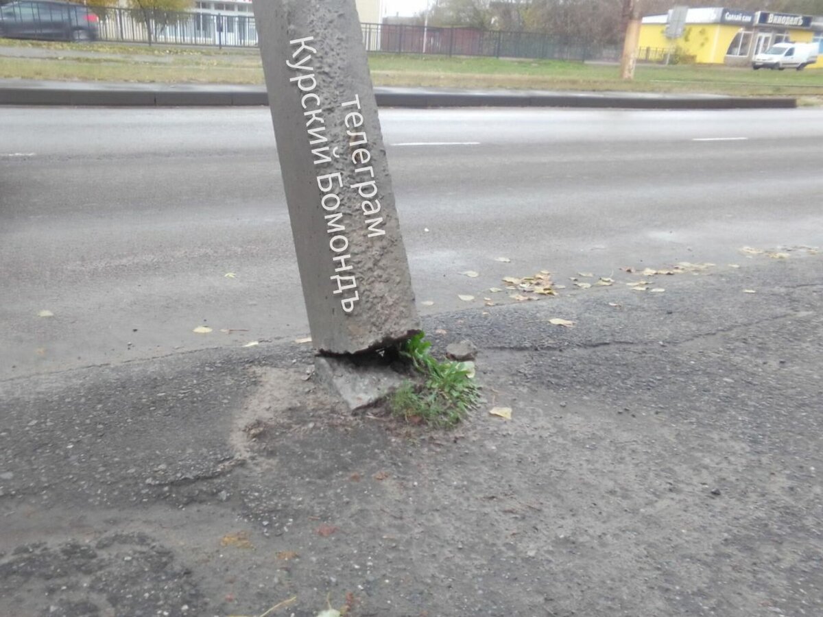    В Курске на улице Литовская падает опора ЛЭП