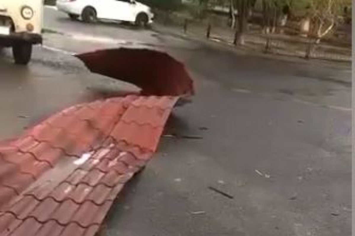    В райцентре под Волгоградом ветер сорвал крышу с двух жилых многоэтажек