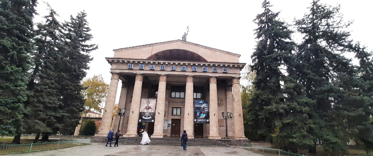 Волгоградский планетарий. Возле него была свадебная фотосессия.