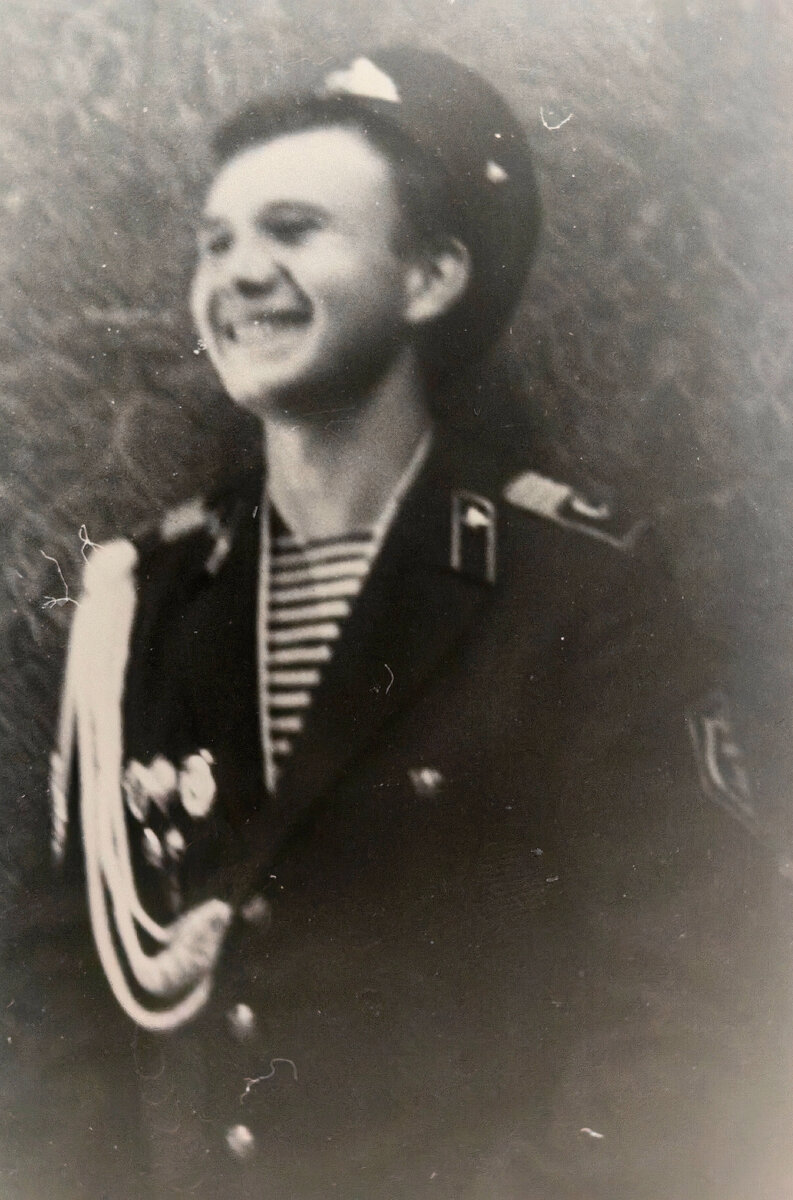 Это я, домой вернулся. Не обманывайтесь на улыбочку. Нет там любви к родине. Уж я то знаю! 