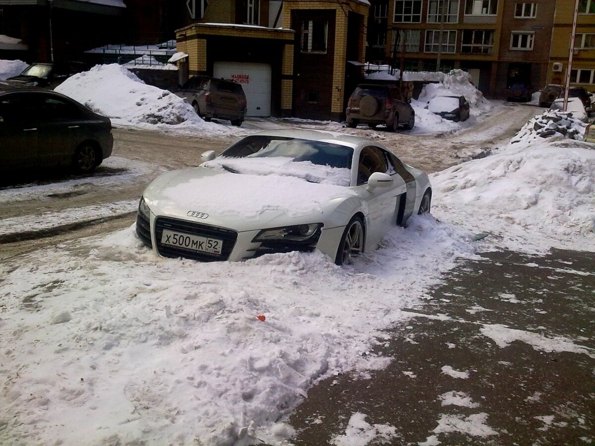 Зима номер. Audi r8 на снегу. Ауди r8 в снегу в Нижнем Новгороде. Машины во дворе зимой. Дорогая машина во дворе.