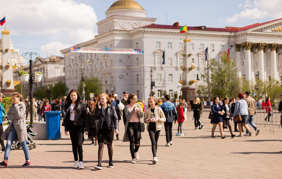 Гулять в настоящем времени. Чита город. Площадь г Чита. Население города Чита. Площадь Ленина Чита летом.