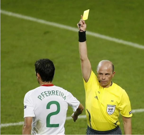 Жёлтая карточка, или «горчичник», является неотъемлемой частью футбола и используется, как предупреждение систематически нарушающему правила игроку.
