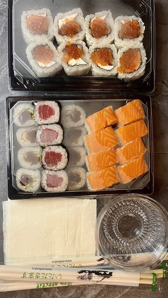 Выглядит сносно, но немного некоторые роллы слегка кривоваты.