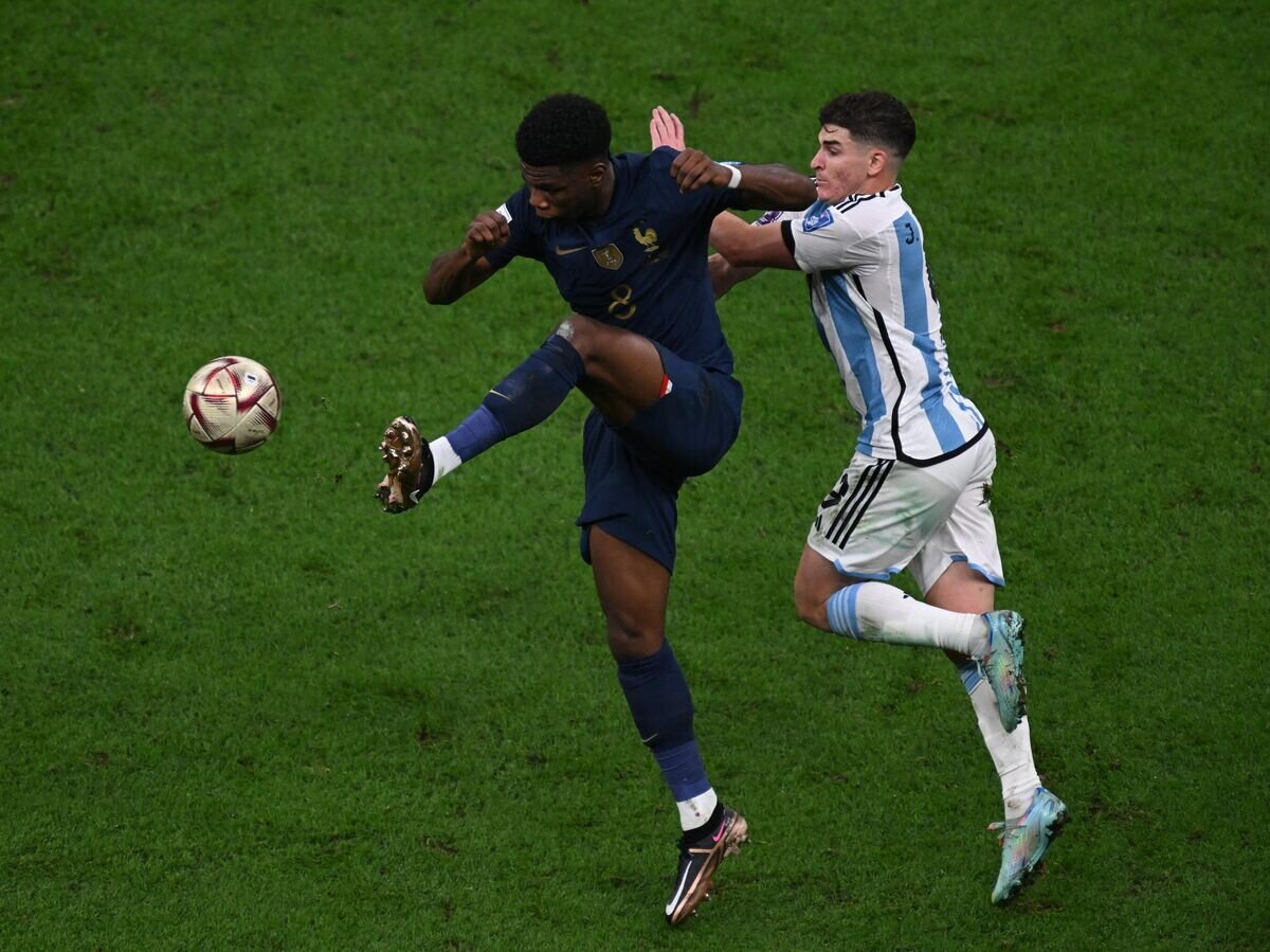    Игрок сборной Аргентины Хулиан Альварес (справа) и игрок сборной Франции Орельен Тчуамени© РИА Новости / Григорий Сысоев