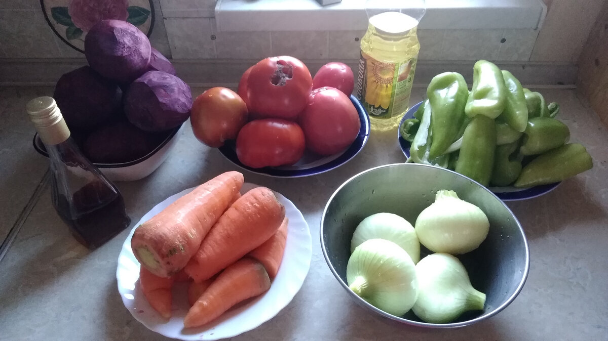 И даже на заготовки я предпочитаю лук среднего размера. Всё своё, с огорода.