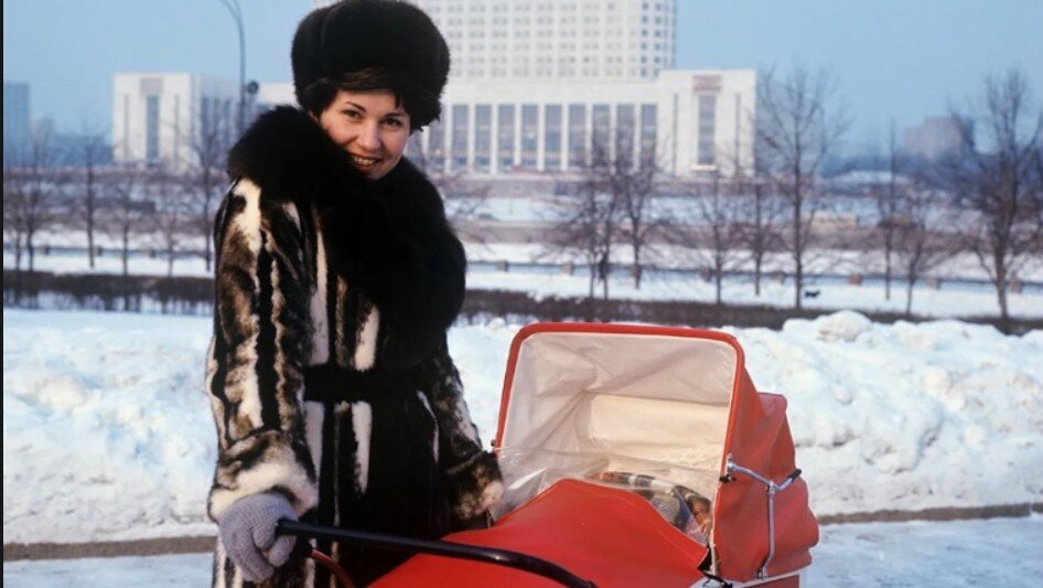 Когда Кате было восемь месяцев, в 1984 году, бабушка Зоя забрала её у матери. Молодые родители уехали на заработки на Таймыр, в Дудинку.