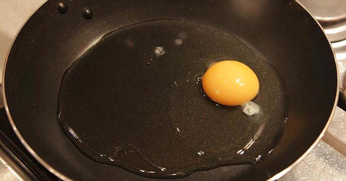 Сковорода для яиц. Сковородка для яичницы. Разбивает яйцо на сковородку. Жареные яйца на сковороде. Яйцо на воде в сковороде