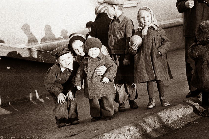 Москва, Воронцово, дети во дворе дома. 1959 год, семейный архив Алексея Тарасикова.