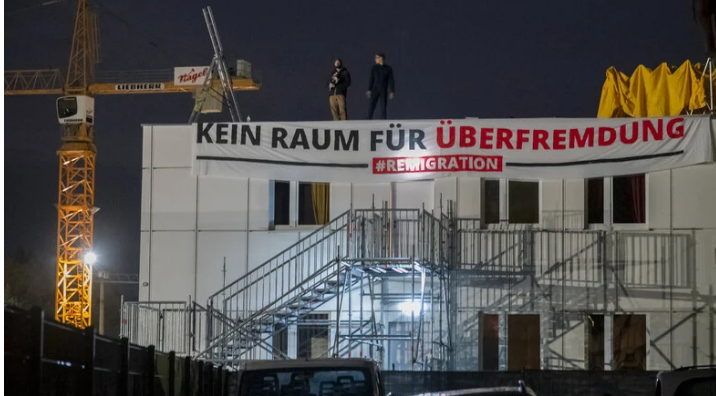 Баннер «Нет места иностранному проникновению» (вариант перевода –«отчуждению»)"