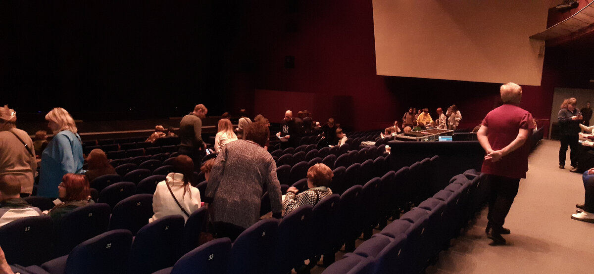 Зрительный зал. Перед началом спектакля. 