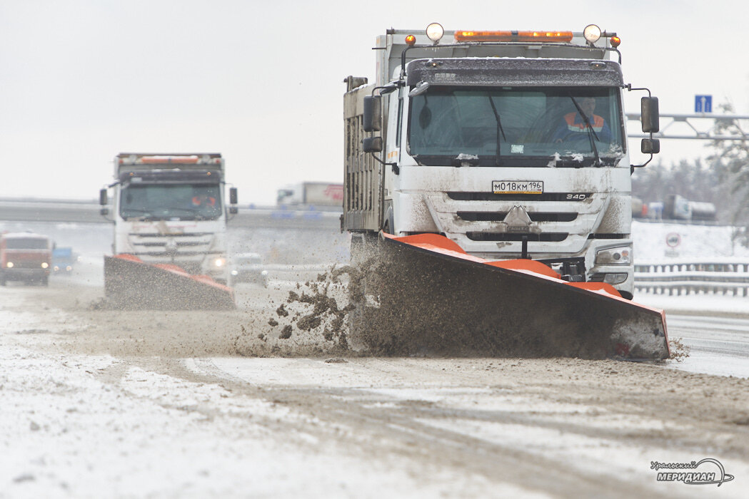 Участок трассы Пермь - Екатеринбург перекрыли для грузовиков из-за снега и гололедицы