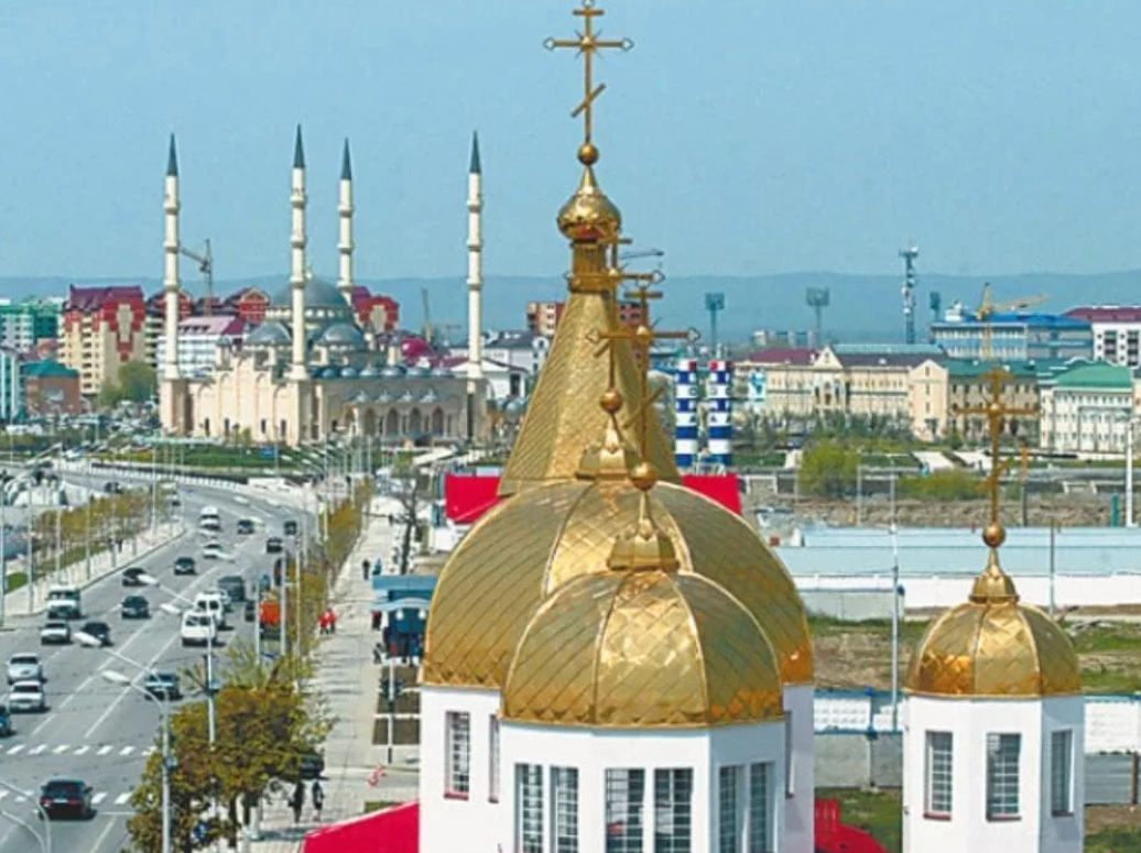 В чечне есть церкви. Храм Михаила Архангела (Грозный). Православный храм Архангела Михаила в Грозном. Христианский храм в Грозном. Храм и мечеть в Грозном.