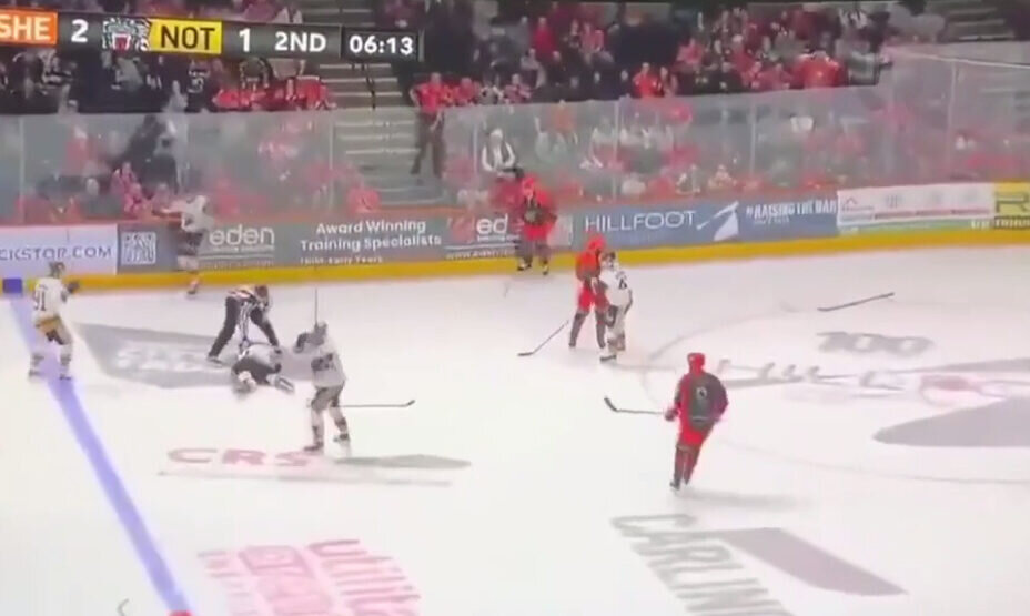    Хоккеист Джонсон погиб, ему перерезало горло коньком. Фото: скриншот видео