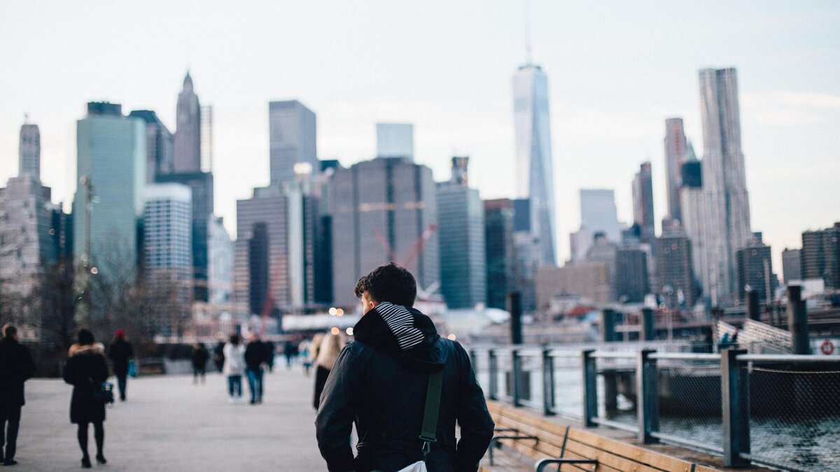    Как справиться с дефицитом энергии в нелюбимом городе? © Unsplash / Abigail Keenan