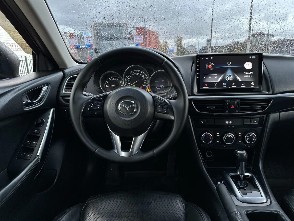 Руль перешит, мультимедиа заменена - на то есть причины.